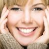 Sorrir promove quatro benefícios à pele do rosto