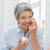 Aprenda os cuidados com a chegada da 'pele fina' no envelhecimento cutâneo